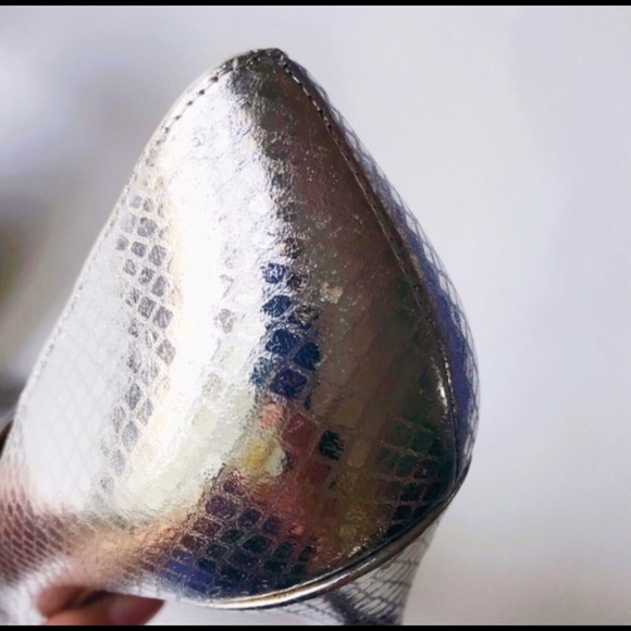 Michael Kors Claire metallic embossed silver pumps - Picture 2 of 6